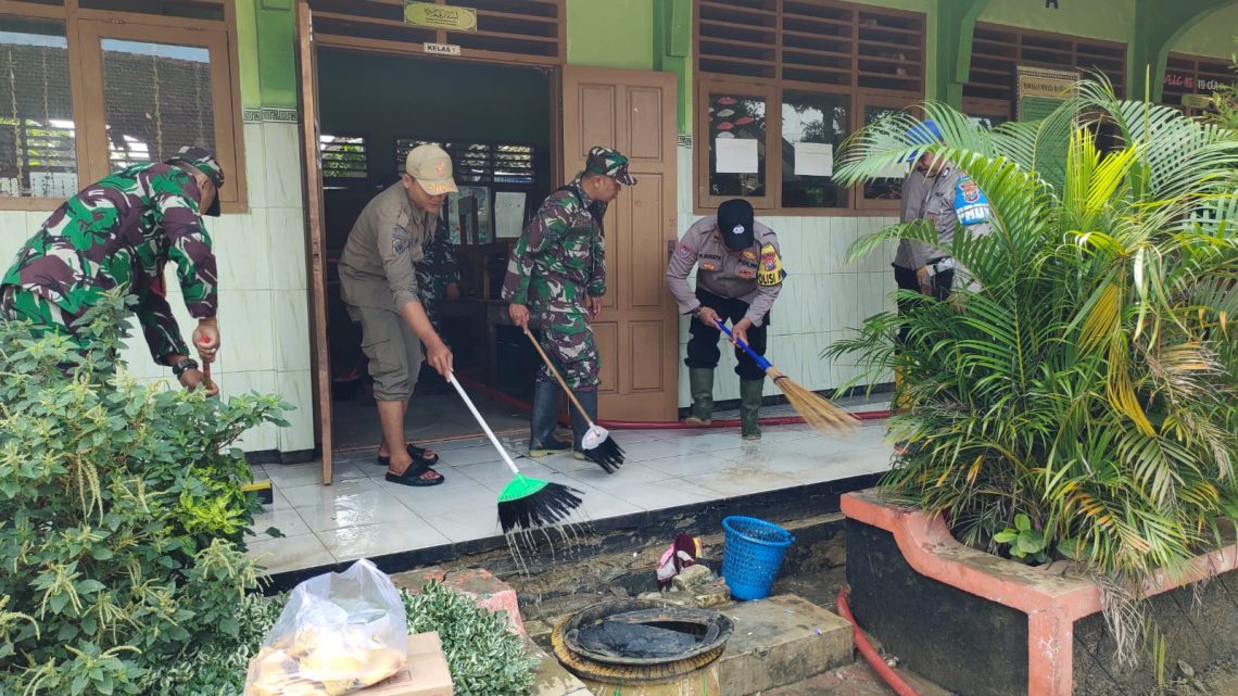 Warga Perlahan Kembali Beraktivitas Pasca Tiga Hari Banjir Luapan Kali Kening Tuban 1 Banjir Tuban 1