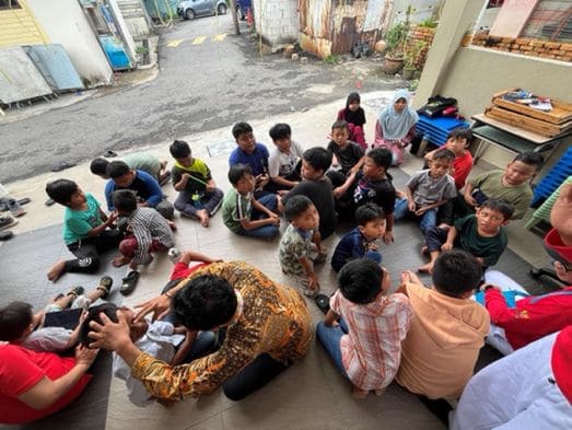 Lewat Psikoedukasi, KKN Internasional Mahasiswa Fakultas Psikologi UM Menginspirasi Cita-Cita Anak Bangsa di Malaysia 2 Mahasiswa Fakultas Psikologi UM.