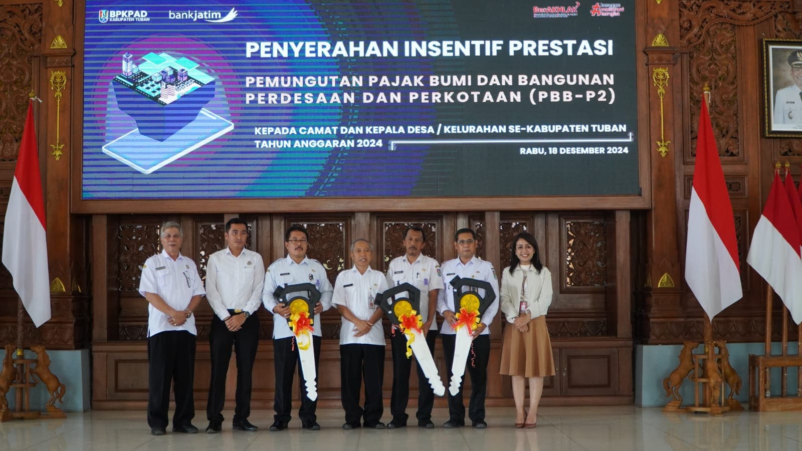 Camat dan Kades Terbaik Berlomba Taat Lunasi Pajak, Pemkab Tuban Beri Hadiah Motor Dinas 2 Pelunasan pajak di Tuban.