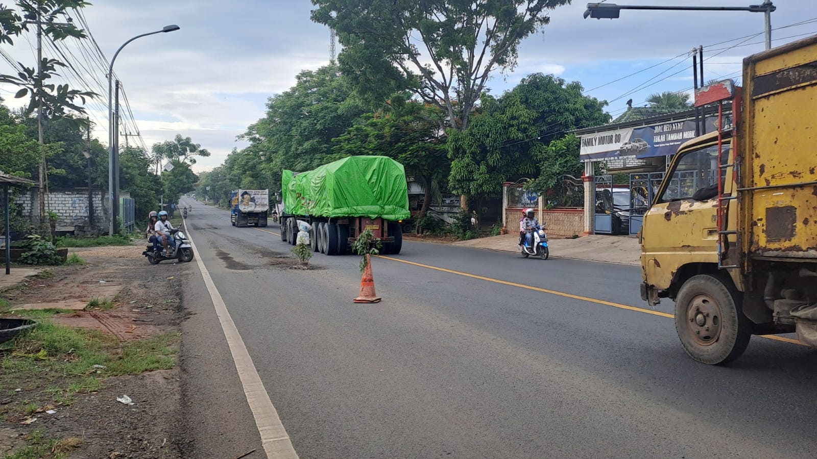 Jalur Pantura Tuban Rusak Ditandai Pohon, Belasan Pengendara Jadi Korban 2 Jalur Pantura Tuban rusak.