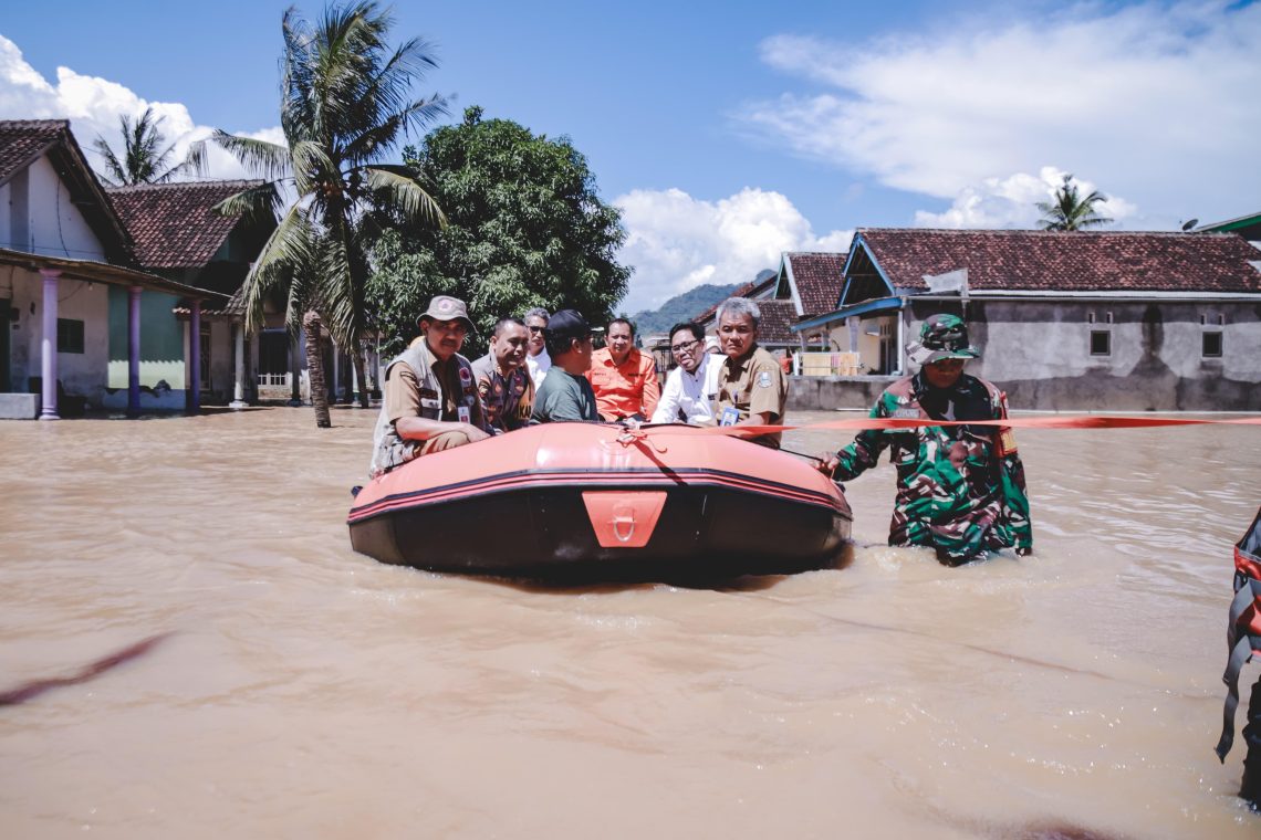Kunjungan Bupati Jember Hendy Siswanto saat terjadi banjir di Desa Wonoasri, Kecamatan Tempurejo. (Foto: Diki Febrianto/Tugu Jatim)