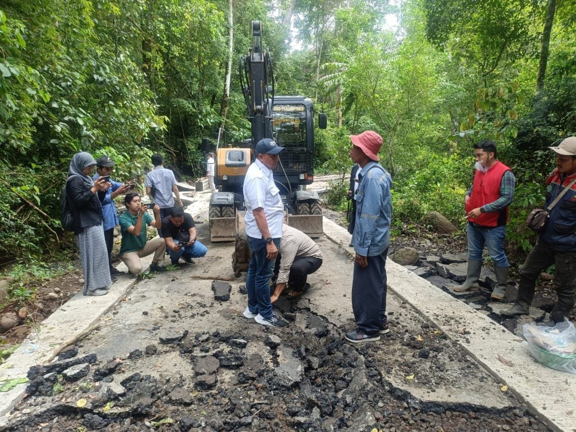 DPRD Jember Sidak Jalan Pantai Bandealit Baru Dibangun Rp14 Miliar Rusak Parah, Ini Temuanya! 5 DPRD Jember