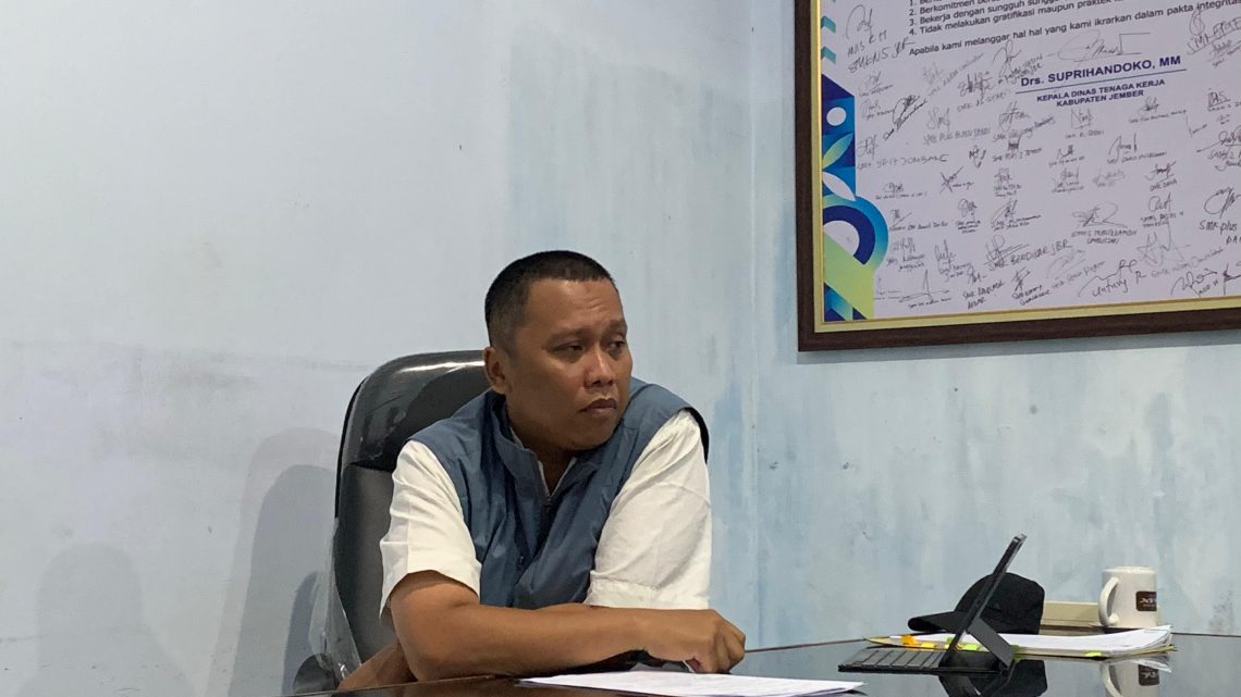 Kepala Bidang Penempatan Tenaga Kerja Perluasan Tenaga Kerja dan Transmigrasi Disnaker Jember Rachminda Iskandarian saat ditemui di kantornya. (Foto: Diki Febrianto/Tugu Jatim)