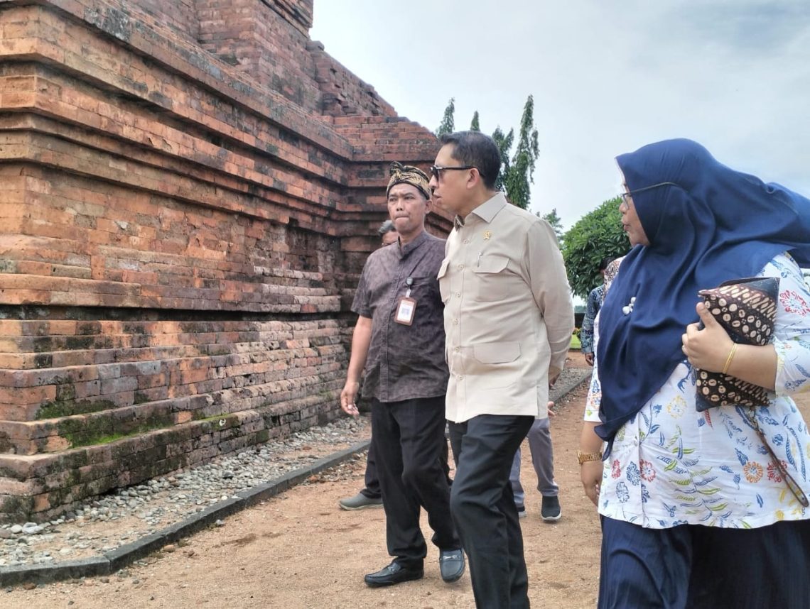 Kunjungi Candi Brahu Mojokerto, Menteri Kebudayaan Fadli Zon: Trowulan Ikon Sejarah Dunia 1 Fadli Zon