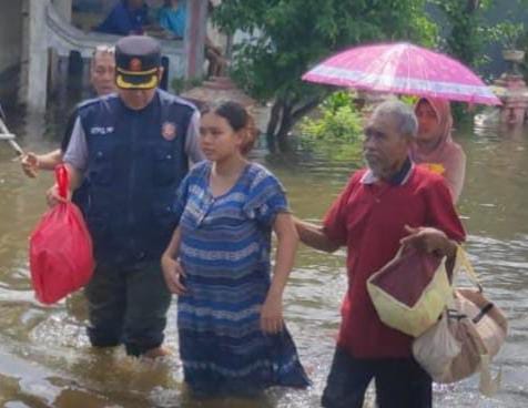 Warga Stroke dan Ibu Hamil Turut Dievakuasi di Banjir Mojokerto 1 Dampak Banjir Mojokerto