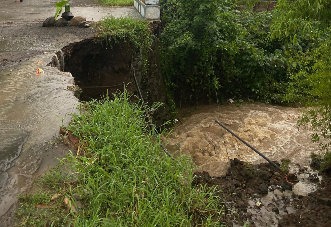 Hujan Deras Disertai Angin Kencang Berdampak Ruas Jalan Ambles di Mojokerto 1 Mojokerto ambles