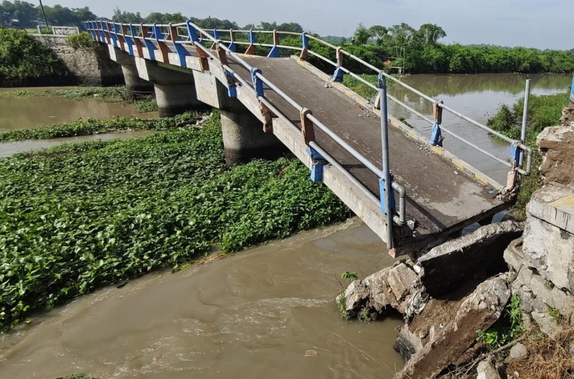 Jembatan di Mojokerto Putus Akibat Terjangan Air Sungai Sadar 1 Jembatan putus