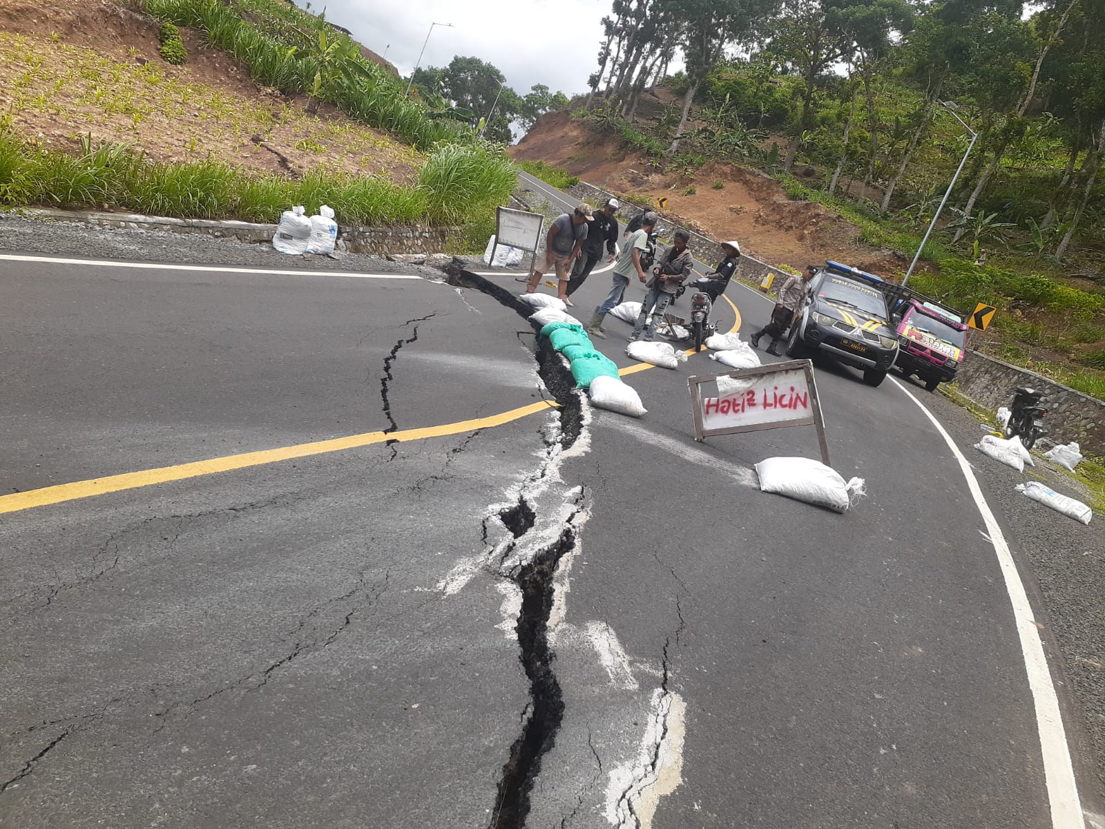 Kondisi Longsor Parah Kelok Sembilan Jalur Lintas Selatan Malang 3 kelok sembilan 1