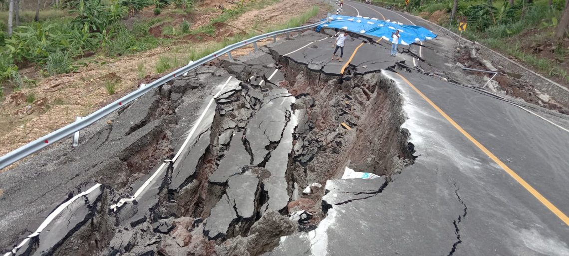 Kondisi Jalur Kelok Sembilan Jalur Lintas Selatan di Malang Longsor.