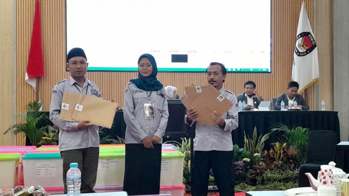 Proses Pembacaan D Hasil Kecamatan pada saat Rekapitilasi hasil perolehan suara dalam Pemilihan serentak 2024.  Foto dok. Istimewa KPU Kabupaten Tuban