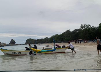 Nelayan Pantai Papuma Jember