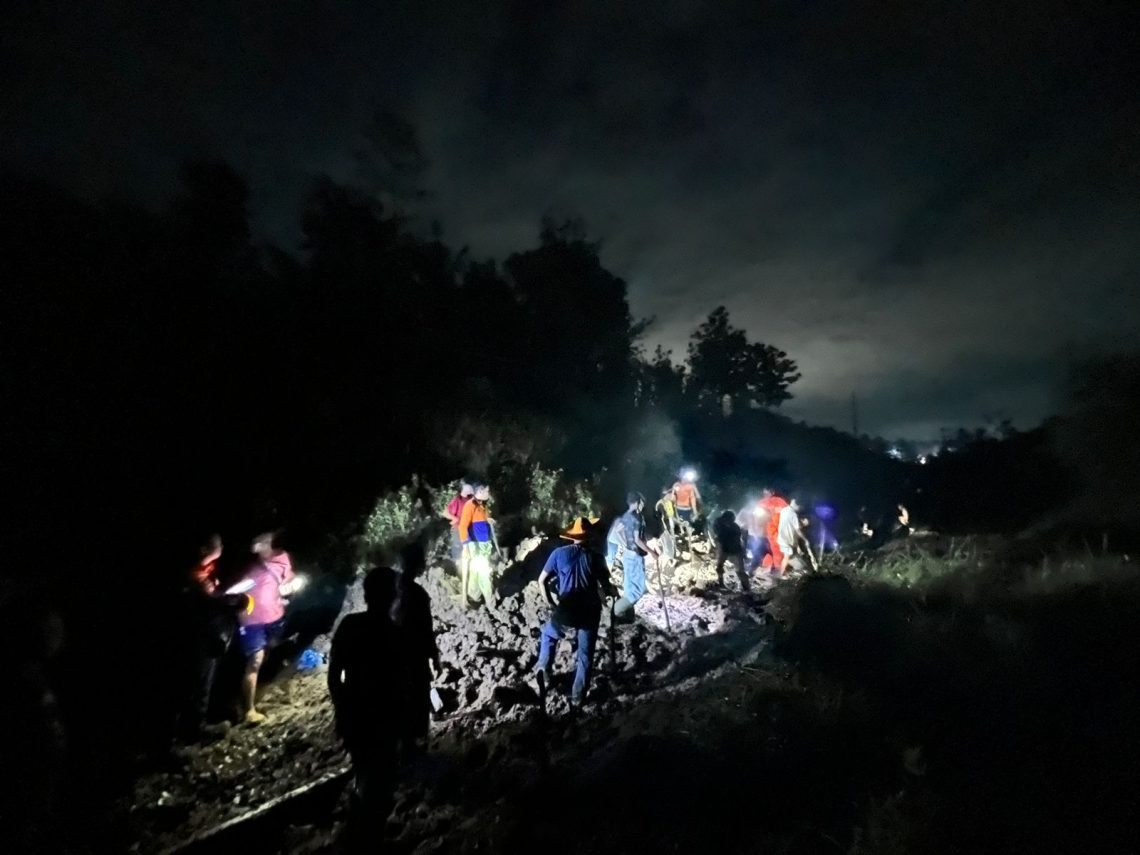 Jalur Kereta Api Pogajih-Kesamben Blitar Kembali Normal Setelah Sempat Tertimbun Tanah Longsor 1 Kereta Api Longsor