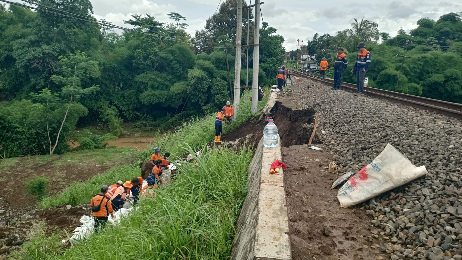 Jalur Kereta Api Pogajih-Kesamben Blitar Kembali Normal Setelah Sempat Tertimbun Tanah Longsor 2 Longsor KAI
