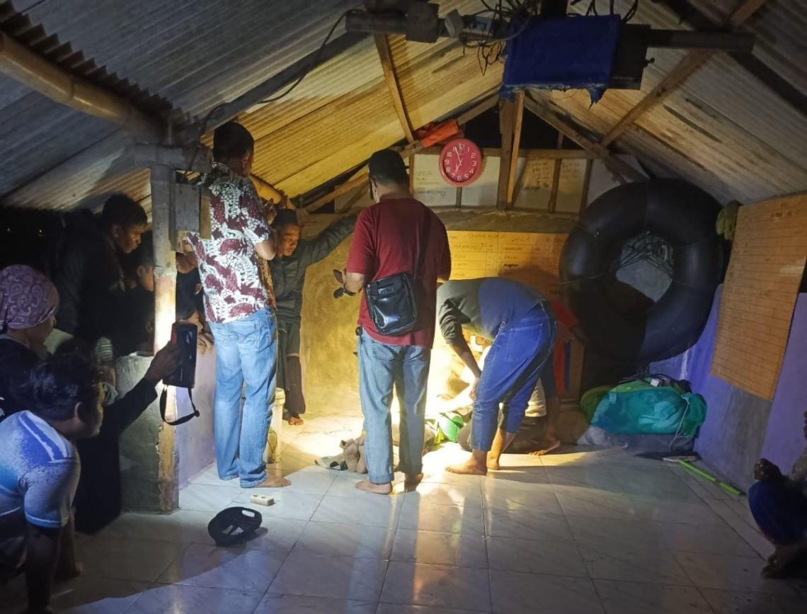 Anggota Polsek Jenu mendatangi lokasi kejadian untuk Olah TKP Nelayan Tersambar Petir di Pantai Mentoso, Kecamatan Jenu, Tuban. foto dok. istimewa