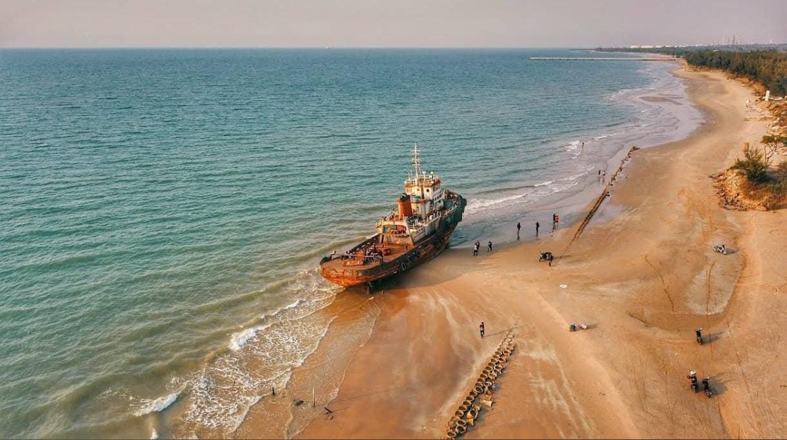 Pantai Surindah Tuban: Surga Tersembunyi di Ujung Jawa Timur 1 Pantai Surindah Tuban