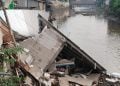 Belasan Kios Pasar Ikan Kota Pasuruan Ambrol ke Sungai Gembong