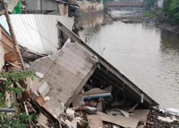 Belasan Kios Pasar Ikan Kota Pasuruan Ambrol ke Sungai Gembong