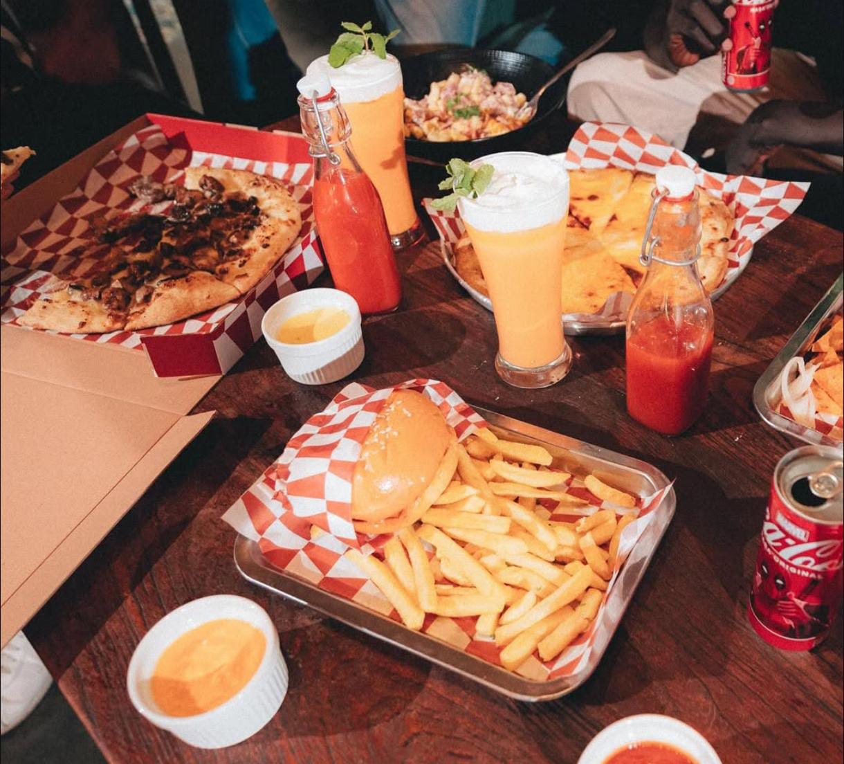 Restaurant Loteng Pizza & Burger Malang: Tempat Nongkrong Asik dengan Menu Lezat 2 Loteng Pizza 1
