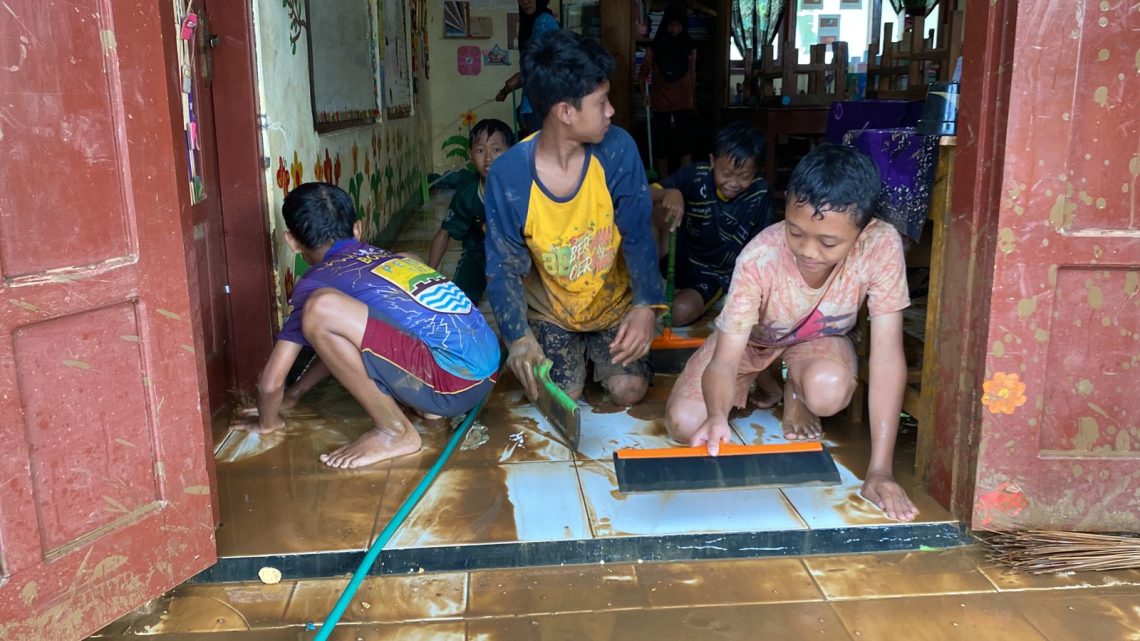 Siswa SDN Sumurgung 1 Tuban Diliburkan Akibat Banjir Merendam Area Sekolah 1,5 Meter 1 SDN Sumurgung 1 Tuban