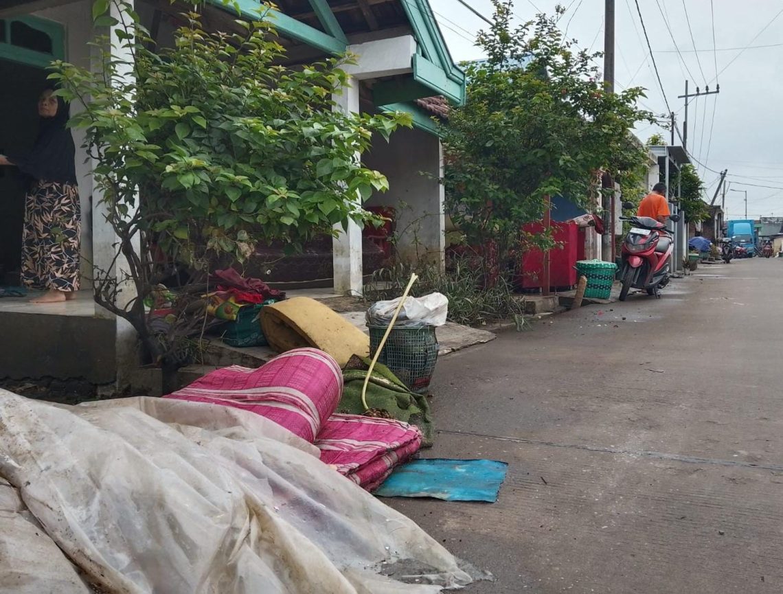 Tumpukan barang milik warga setelah banjir mulai surut (Hanif)