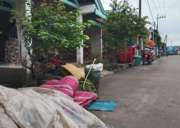 Korban Banjir Mojokerto Berusaha Selamatkan Barang Elektronik dan Dokumen Penting