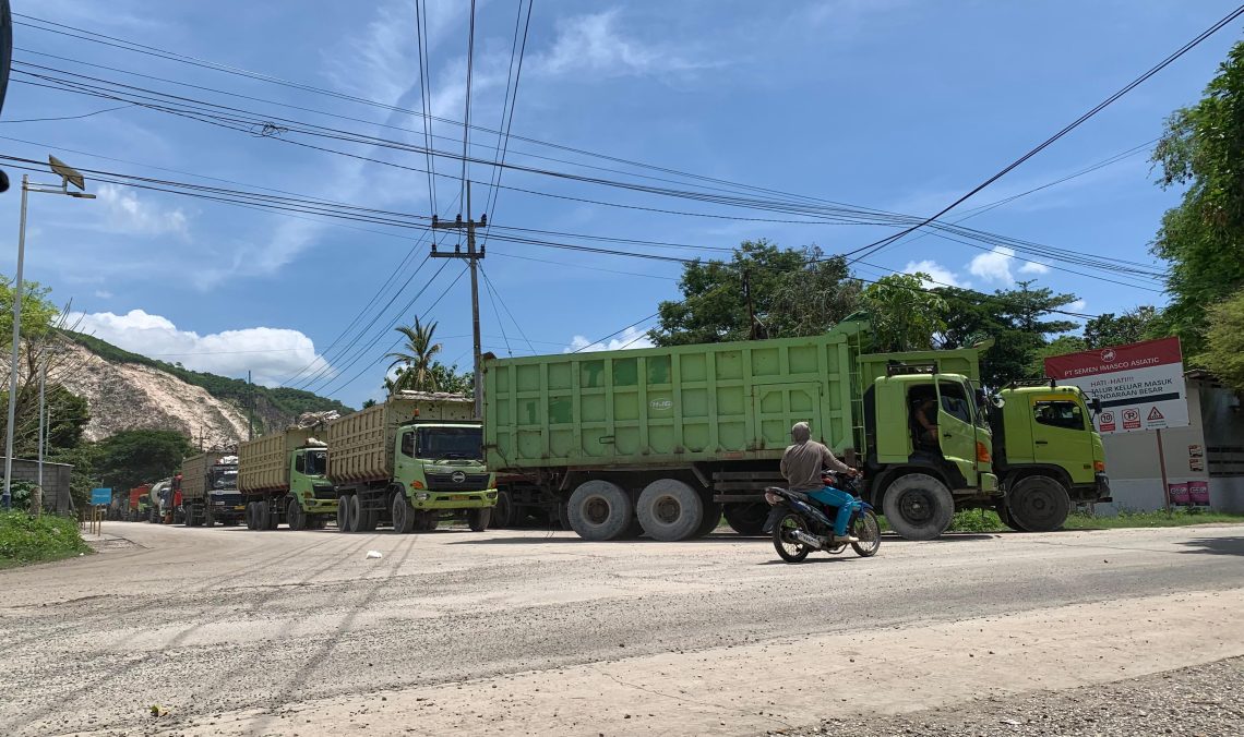 Aksi Demo Blokade Jalan Puger-Rambipuji Jember Ratusan Truk dari PT Imasco Terhenti 1 truk bermuatan berat