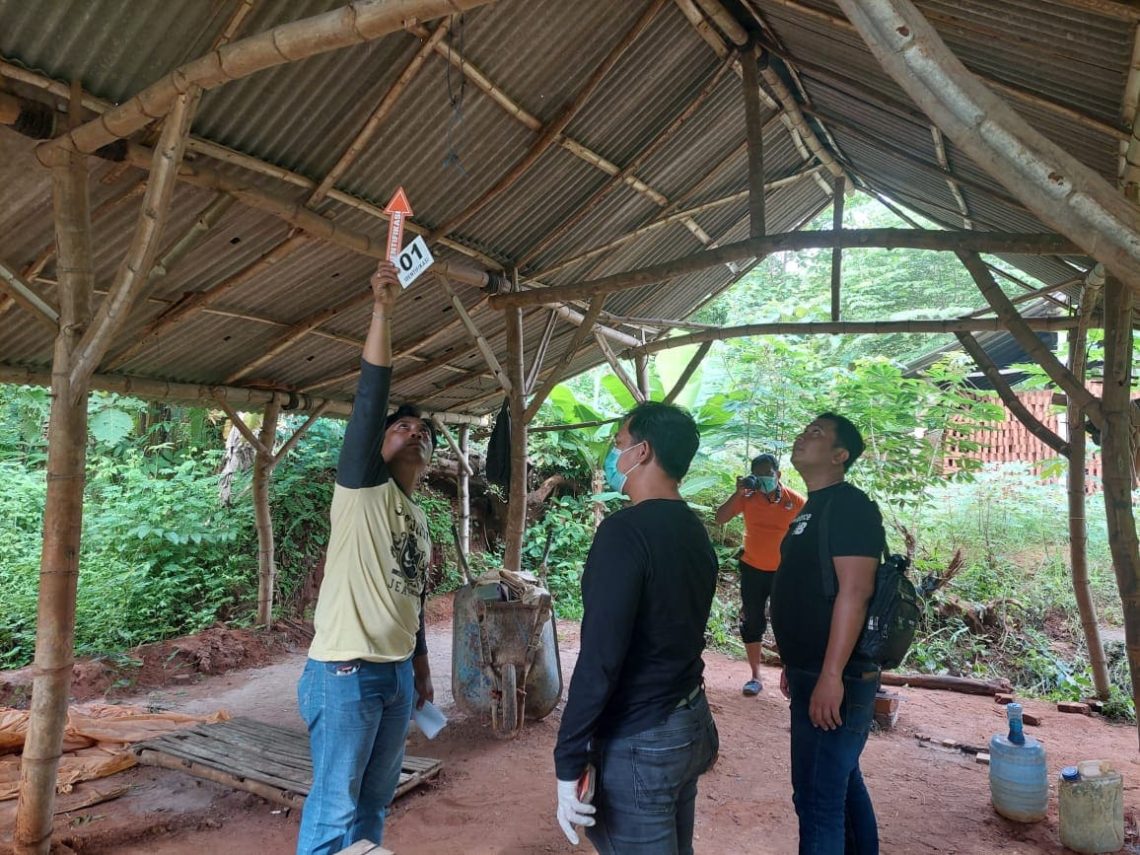 Gantung diri.