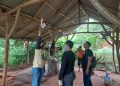 Gantung diri.