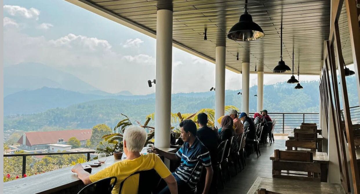 5 Kafe Estetik Dekat Alun-Alun Batu dengan View Menawan, Yakin Nggak Mau Mampir? 2 Kafe di Alun-Alun Batu.