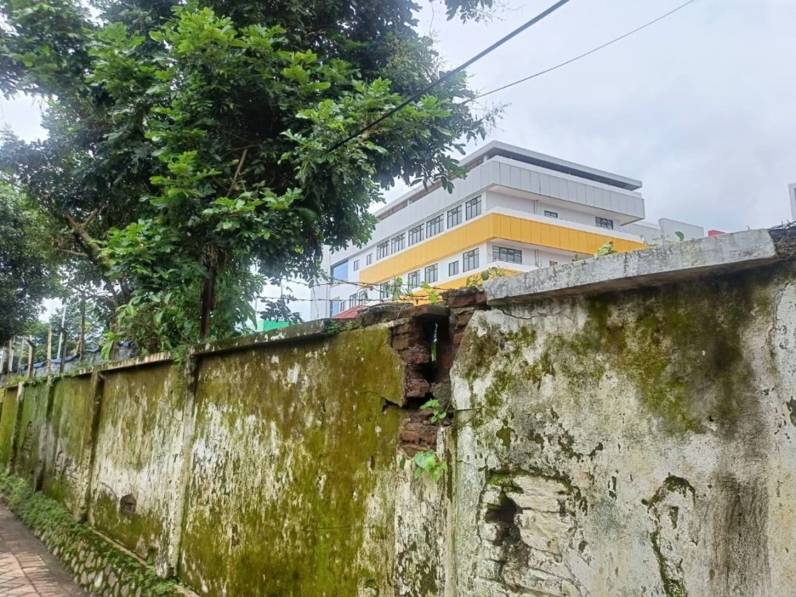 Tembok RS Unej Roboh Lagi, Warga Keluhkan Lambannya Penanganan 1 Tembok RS Unej.