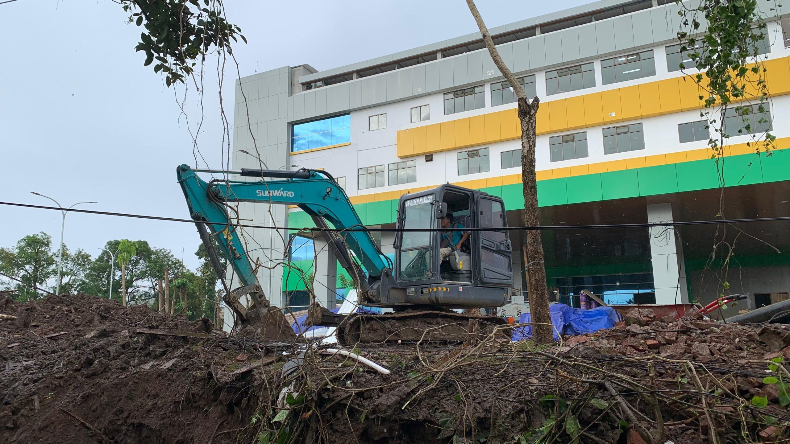 Tembok RS Unej Berusia Puluhan Tahun Roboh, Material Hambat Jalan Menuju Pemakaman 2 Tembok RS Unej roboh.
