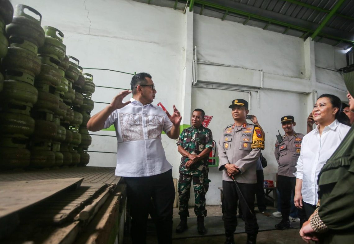 Pj Wali Kota Mojokerto Moh. Ali Kuncoro memastikan stok elpiji aman. (Foto: Hanif Nanda/Tugu Jatim)