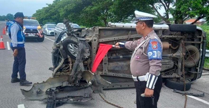 Avanza tabrak truk di Pasuruan.