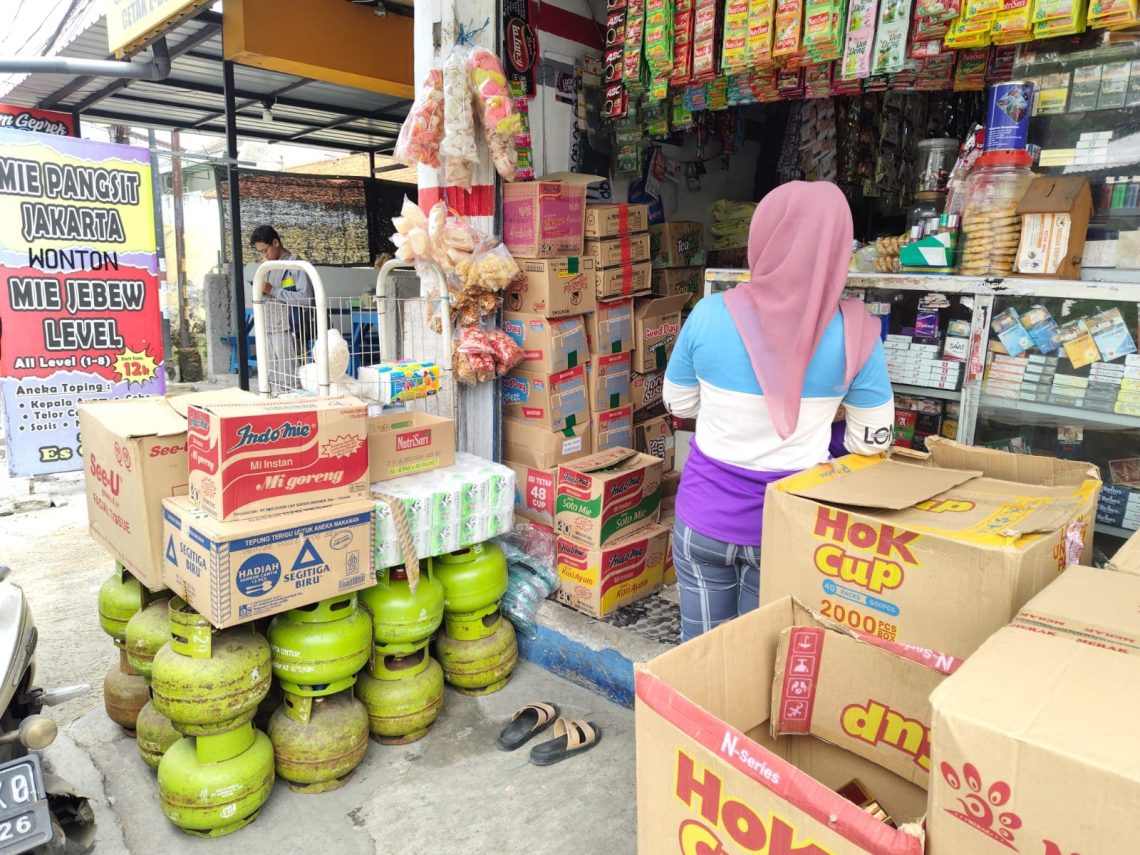 Toko kelontong di Ketintang, Surabaya, mulai menaikkan harga gas melon mulai hari ini Rabu (15/01/2025). (Foto: Layla Aini/Tugu Jatim)