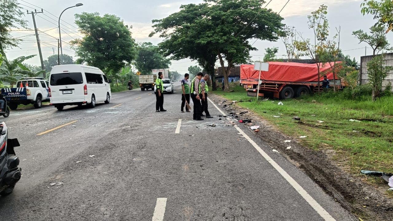 Daihatsu Grand Max vs tronton Tuban.