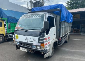 Truk pengangkut BBM.