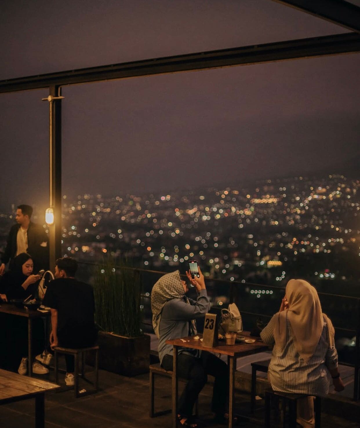 5 Kafe Estetik Dekat Alun-Alun Batu dengan View Menawan, Yakin Nggak Mau Mampir? 3 Kafe terbaik di Alun-Alun Batu.