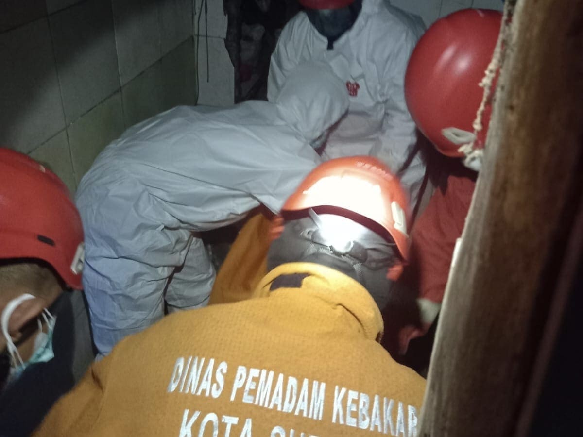 Mayat lansia di Surabaya.