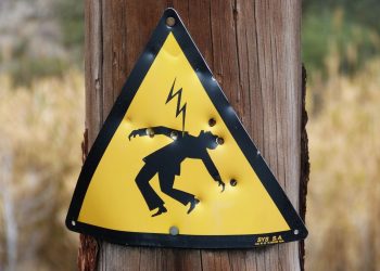 Tukang Batu di Tuban Tewas Tersengat Listrik, Diduga Kawat Besi Jadi Petaka 2 Tersengat listrik.