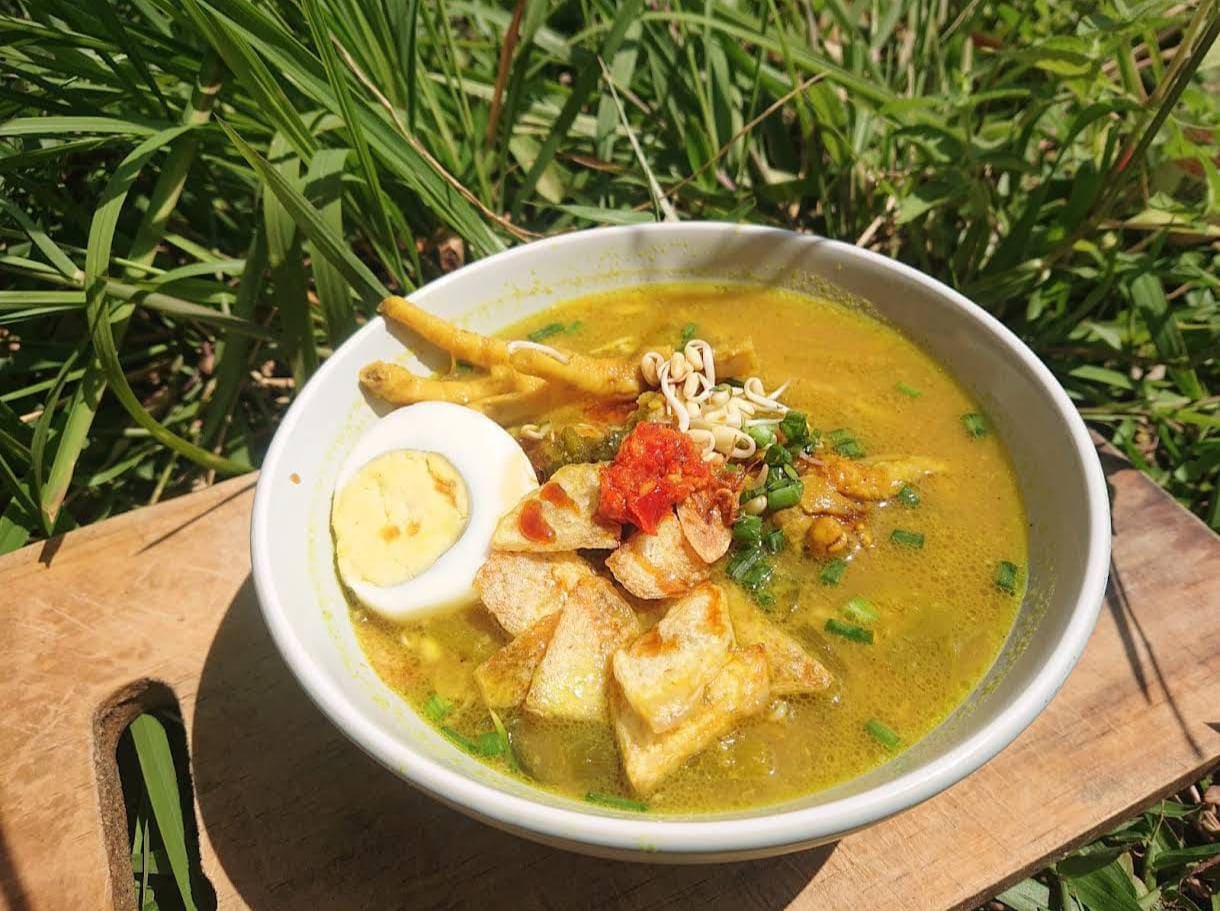 Warung lesehan Saung Bambu di Tuban.