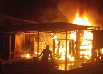 Gudang Pembuatan Helm di Mojokerto Terbakar, Kerugian Ditaksir Puluhan Juta Rupiah 1 Gudang pembuatan helm.