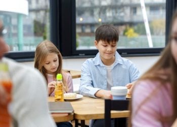 Makan bergizi gratis.