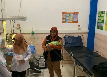 Bayi dibuang.