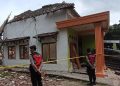 Rumah polisi meledak.
