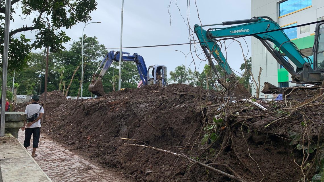 Tembok RS Unej Berusia Puluhan Tahun Roboh, Material Hambat Jalan Menuju Pemakaman 1 RS Unej.