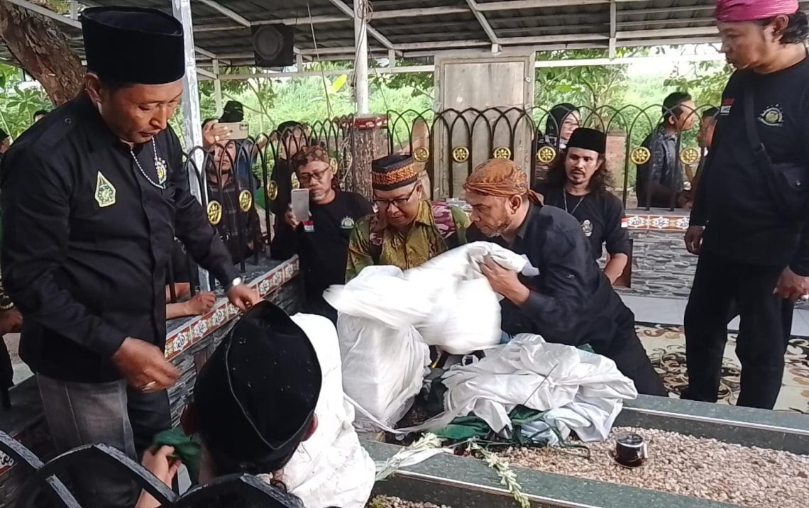 Disinyalir Kaburkan Sejarah, Warga Mojokerto Bongkar Diduga Makam Palsu di Situs Kumitir 1 Makam palsu.