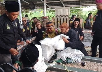 Disinyalir Kaburkan Sejarah, Warga Mojokerto Bongkar Diduga Makam Palsu di Situs Kumitir 1 Makam palsu.