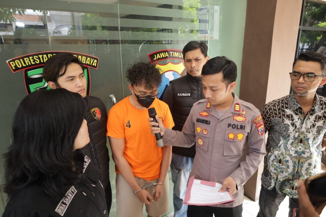 Tersangka pembunuhan di kamar hotel mewah Surabaya mengaku tidak tahu kekasihnya hamil saat pers rilis pada Sabtu (18/01/2025). (Foto: Layla Aini/Tugu Jatim)