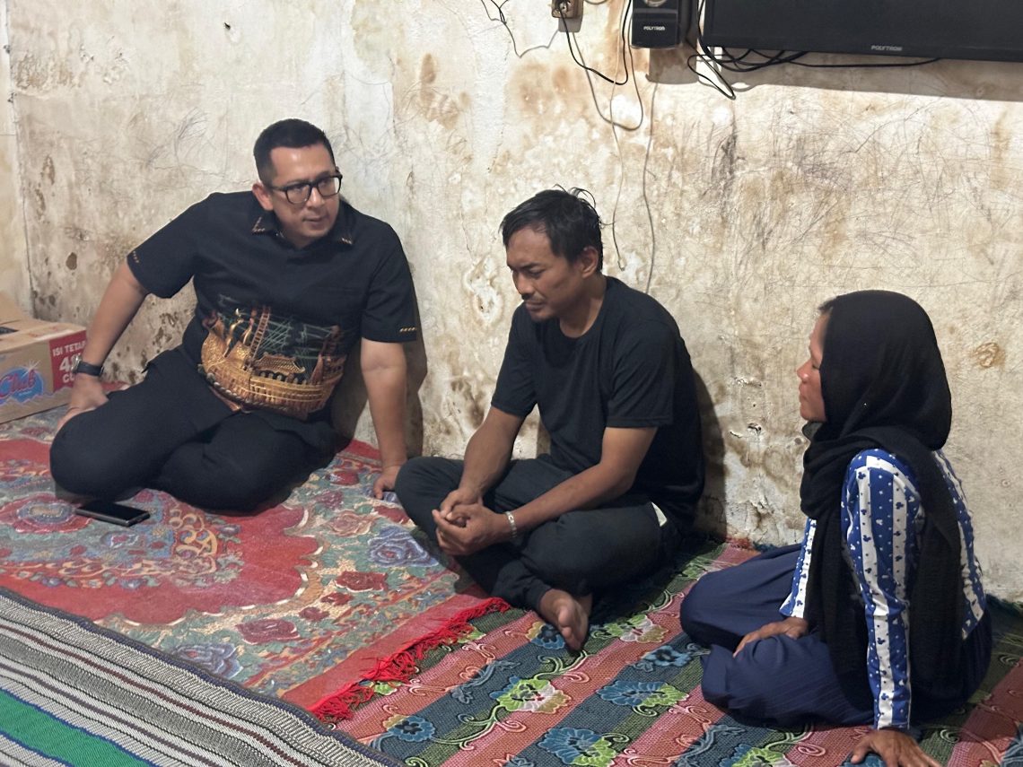 Pj Wali Kota Mojokerto Ali Kuncoro saat takziah ke keluarga korban kecelakaan laut yang melibatkan siswa SMPN 7 Mojokerto, Selasa (28/01/2025). (Foto: Humas Kota Mojokerto)