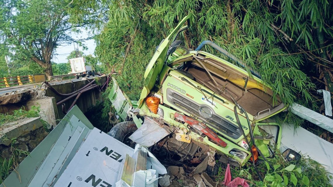 Truk tronton.